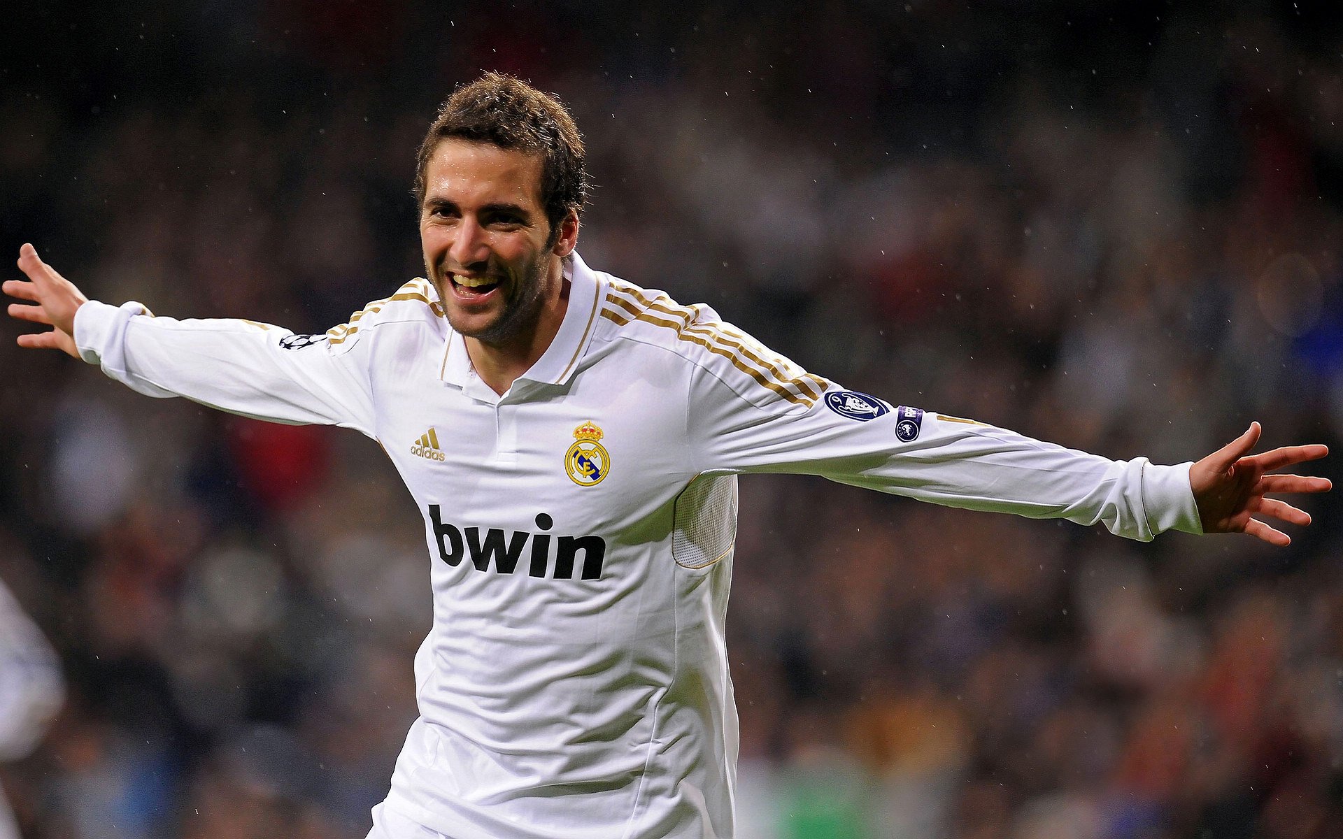 开云电竞平台-英超争夺激烈，各豪门争分夺秒